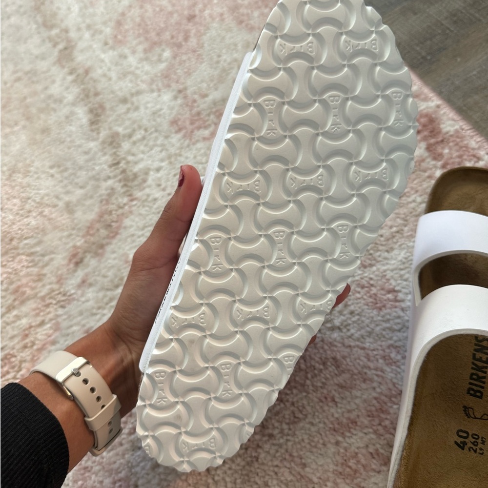 Women’s Birkenstock Arizona Sandals size 9 in white- Never Worn/ Brand New - Picture 3 of 4